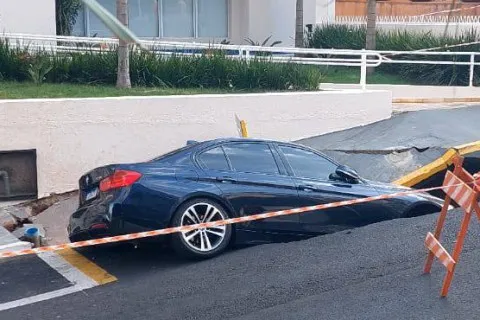 Asfalto em Colapso: Cratera que 'engoliu' BMW na Rodrigo Romeiro é símbolo de crise histórica em Bauru