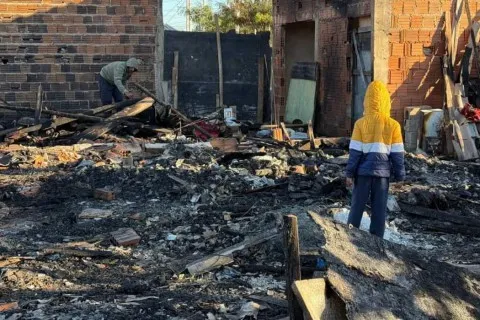 AJUDE: INCÊNDIO ATINGE VILA CRISTIANA EM BAURU, DESTRÓI 12 CASAS E DEIXA MAIS DE 30 PESSOAS DESABRIGADAS