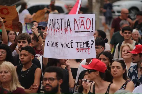 Mil protestam em Bauru contra PEC da Blindagem e Anistia aos golpistas