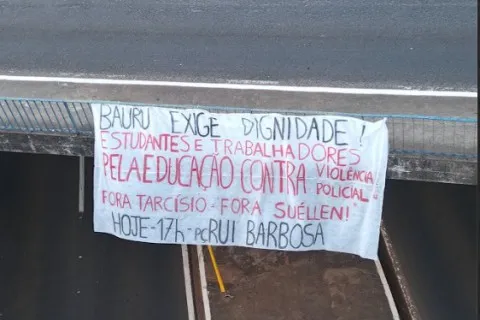 Bauru amanhece com intervenção em viaduto convocando ato unificado na Praça Rui Barbosa